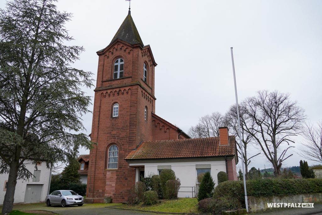 Kirchturm der katholischen Kirche in Obermohr
