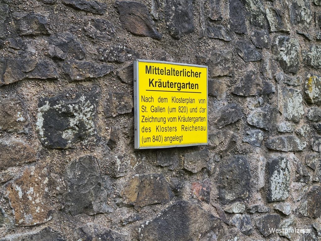 Informationstafel zum Kräutergarten auf der Burg Lichtenberg