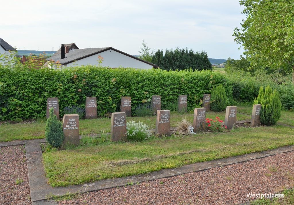 Erhaltene Gräber polnischer Lagerinsassen auf dem Friedhof Donsieders