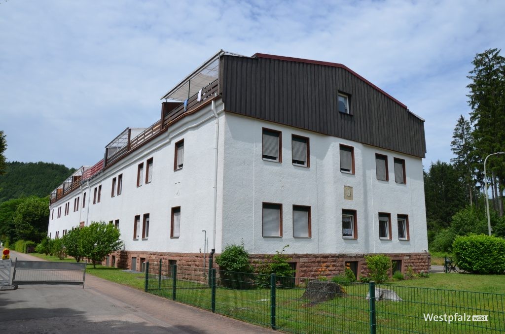 In dem ehemaligen Kasernengebäude in Ludwigswinkelbefinden sich heute Wohnungen und Ferienwohnungen