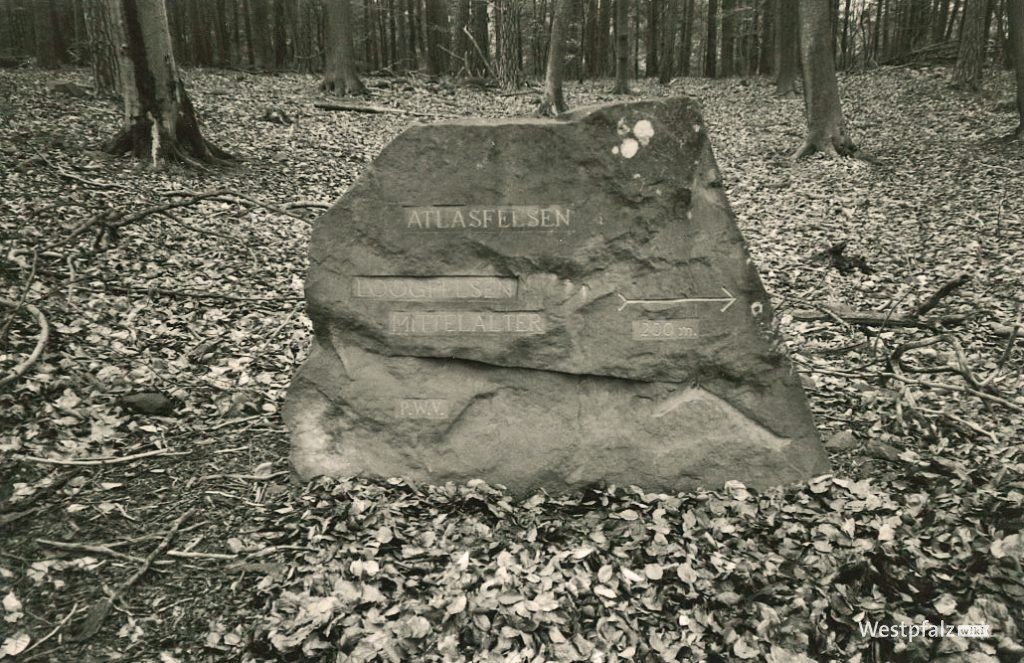 Ritterstein Nr. 296 mit der Inschrift „Atlasfelsen – Loogfelsen – Mittelalter – 200m“