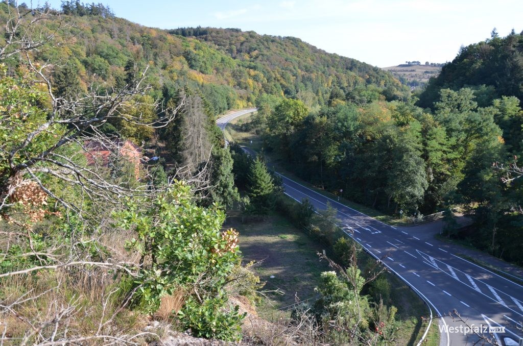 Heutiger Blick vom ehemaligen Felsengarten auf die heutige B48