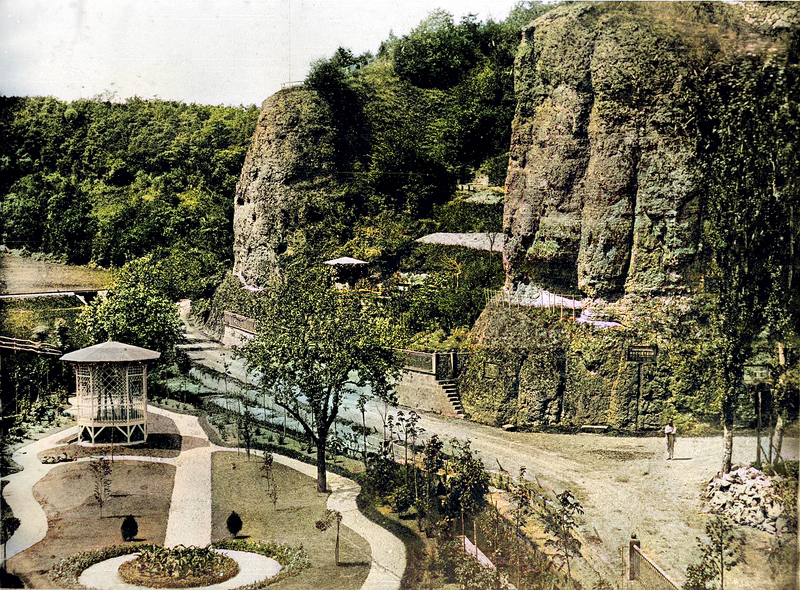 Früherer Blick auf den Engels- und Teufelsfels mit Felsengarten sowie dem nördlichen Garten des Herrenhauses im Vordergrund