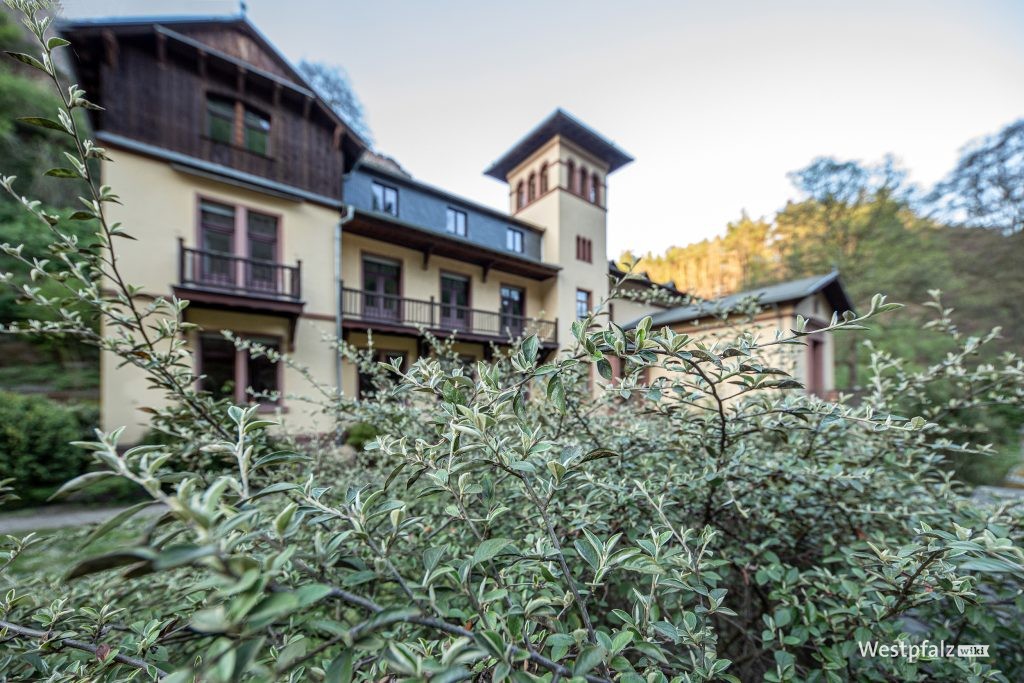 Blick auf die Frontseite der Villa Denis