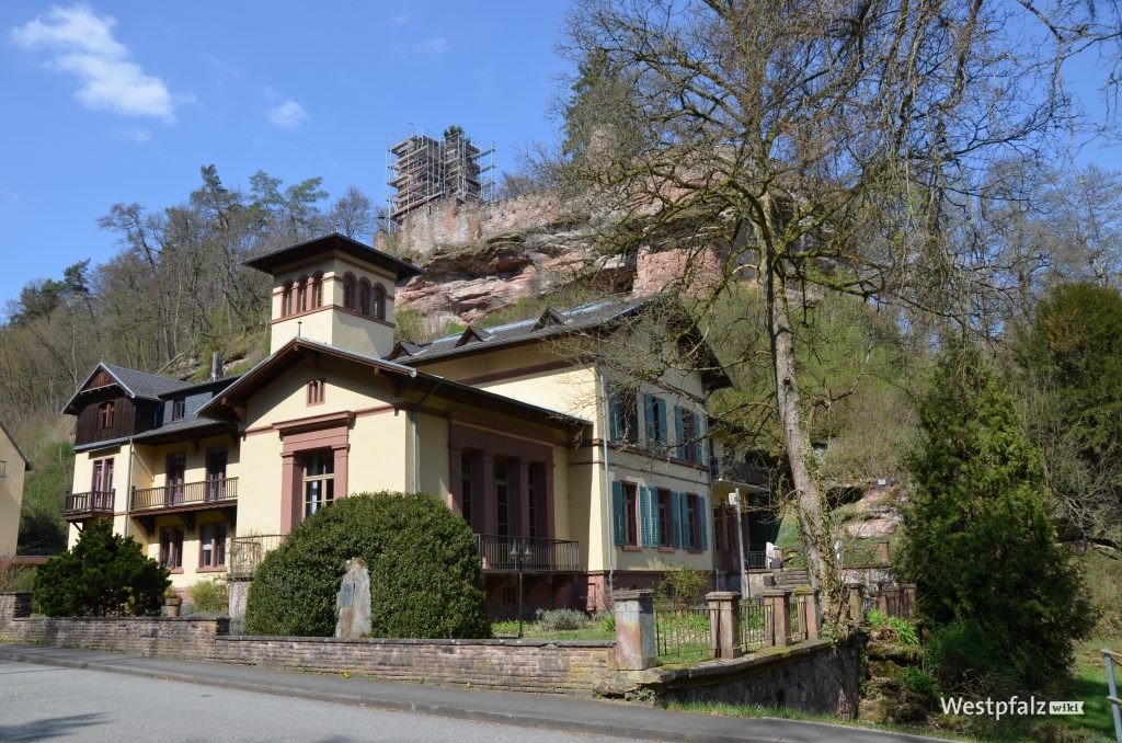 Villa Denis im Vordergrund und im Hintergrund die Burgruine Diemerstein