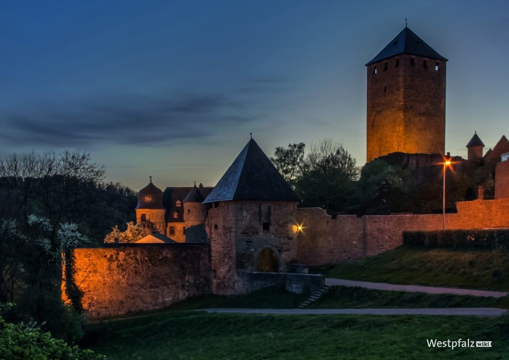Burg Lichtenberg in der Abenddämmerung