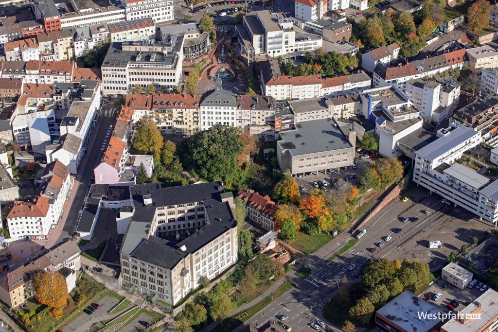 Die ehemalige Schuhfabrik Kopp im Vordergrund und im Hintergrund das Alte Rathaus und der Schlossplatz