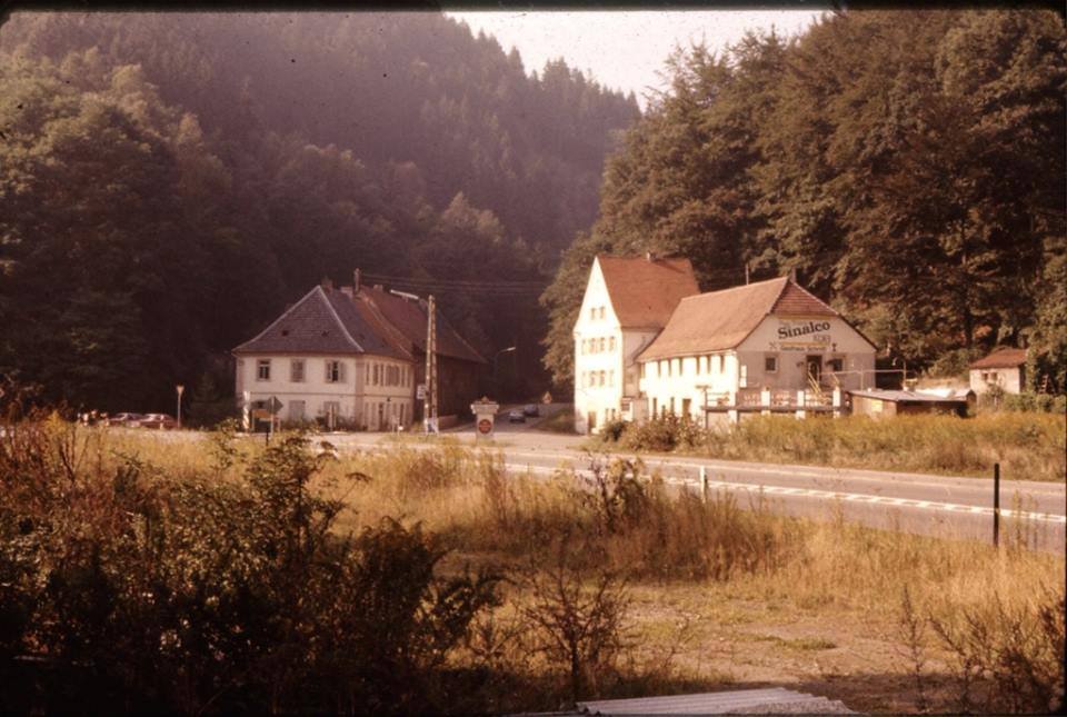 Historisches Bild: links die Posthalterei und rechts das Gasthaus Schmitt