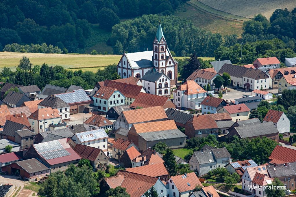 Blick auf die katholische Kirche in Martinshöhe in der Ortsmitte