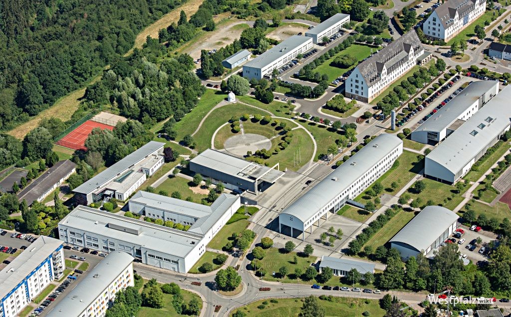 Luftaufnahme über die ehemalige Kreuzbergkaserne - heute Hochschule Zweibrücken (im Hintergrund zwei der erhaltenen Kasernengebäude)