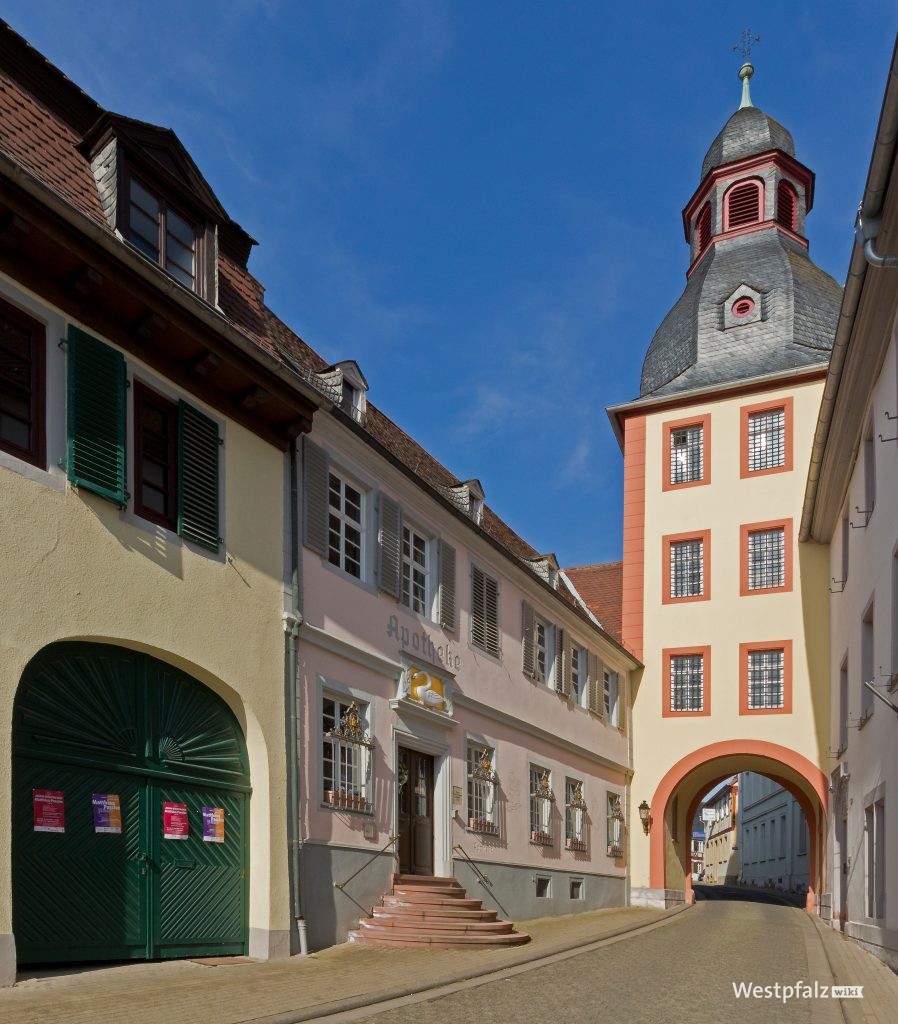 Schwanenapotheke mit dem oberen Turm in Kirchheimbolanden