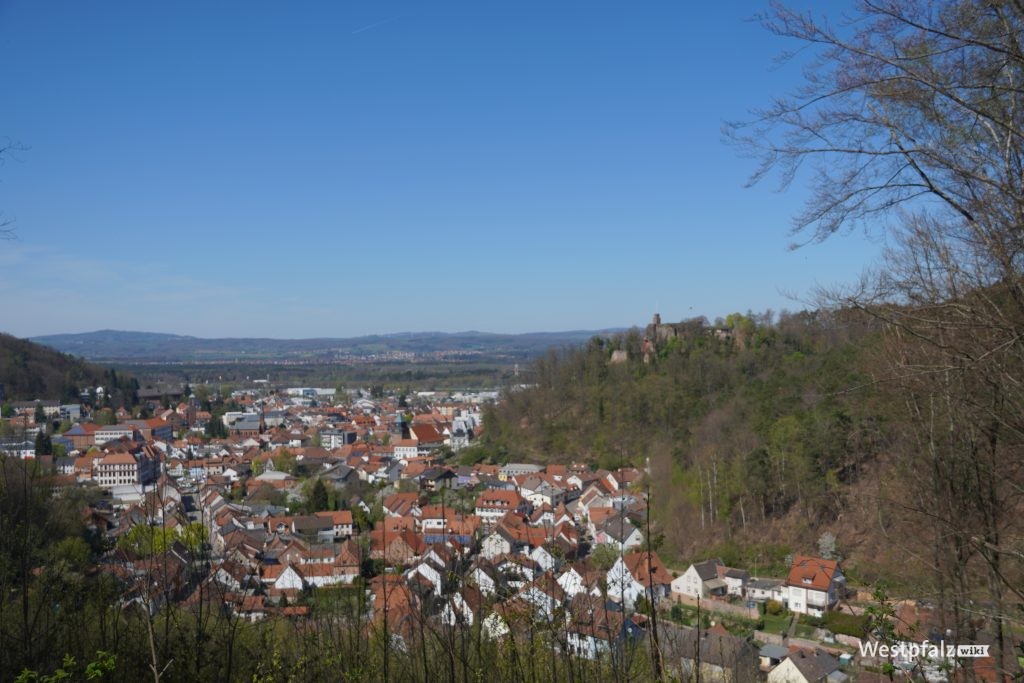 Blick von der Marienkapelle über Landstuhl bis zur Burg Nanstein