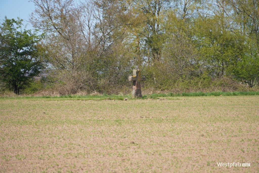 Kunzenkreuz in der Ackerfläche bei Ramstein