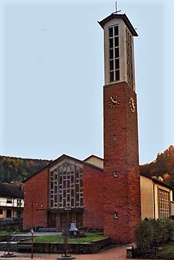 Frontansicht auf die Kirche und den Eingangsbereich