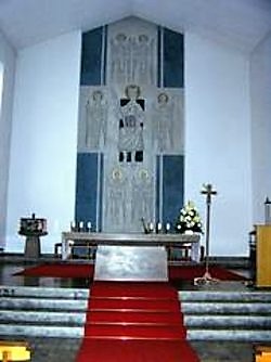 Blick auf den Altarraum im Inneren der Kirche