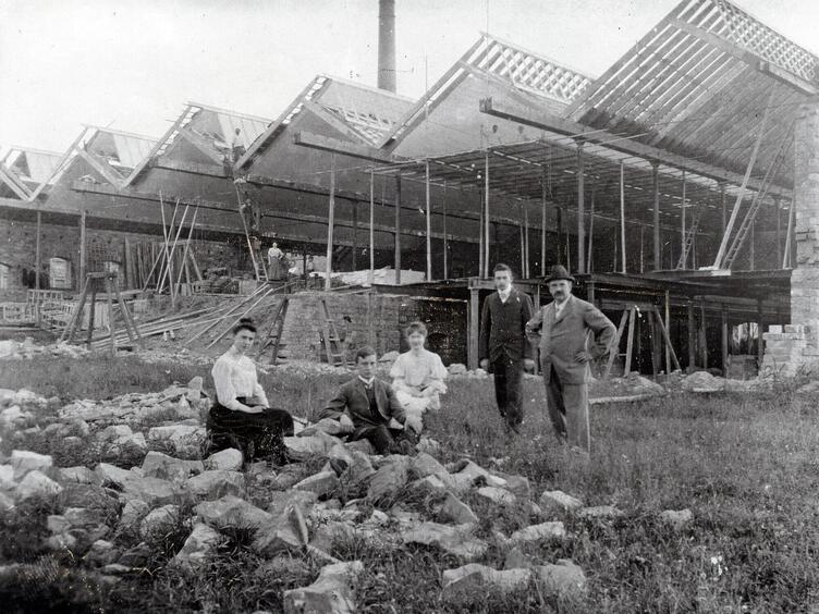 Die Familie Süßdorf um 1900 vor dem im Bau befindlichen Buntweberei