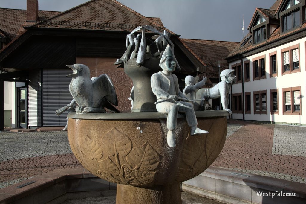 Nahaufnahme der verschiedenen Bronzefiguren auf den Brunnenbecken
