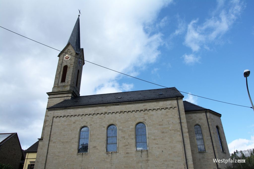 Südansicht des Kirchenbaus mit gutem Blick auf den Turm