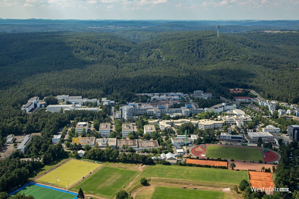 Uni-Campus aus nördlicher Richtung. Guter Blick auf Vielseitigkeit der Sportfläche und die Lage des Campus mitten im Pfälzer Wald sticht hervor.