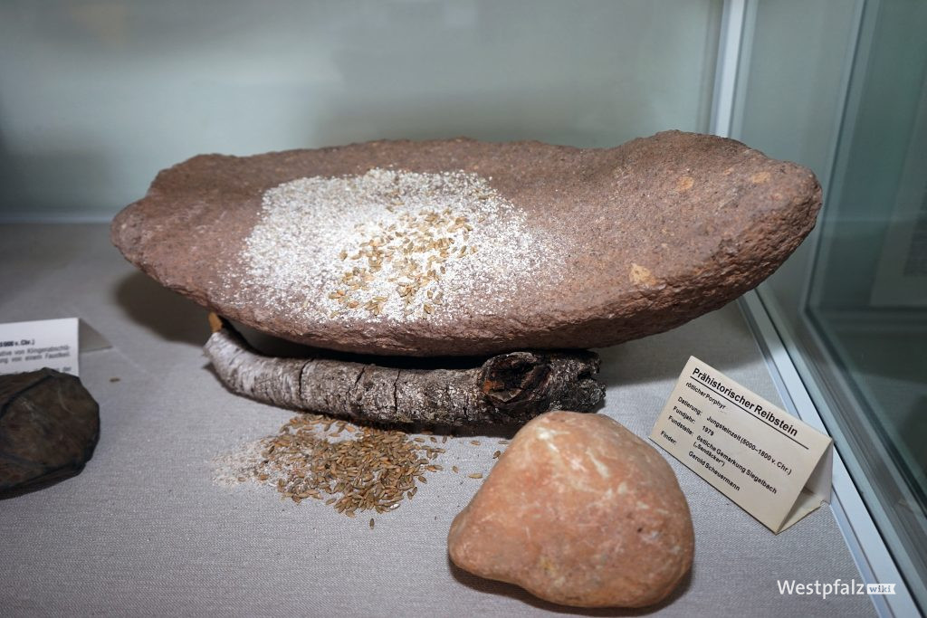 Prähistorischer Reibstein aus der Jungsteinzeit