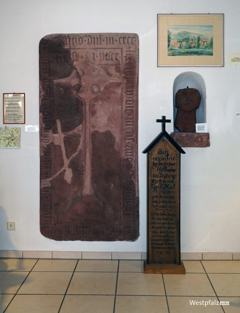 Grabstein und Grabplatte aus dem frühen 19. Jahrhundert