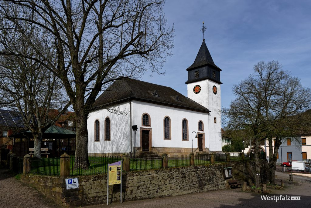 Kirche mit Vorplatzsituation