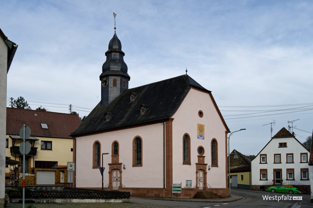 Blick aus Westen auf die Kirche