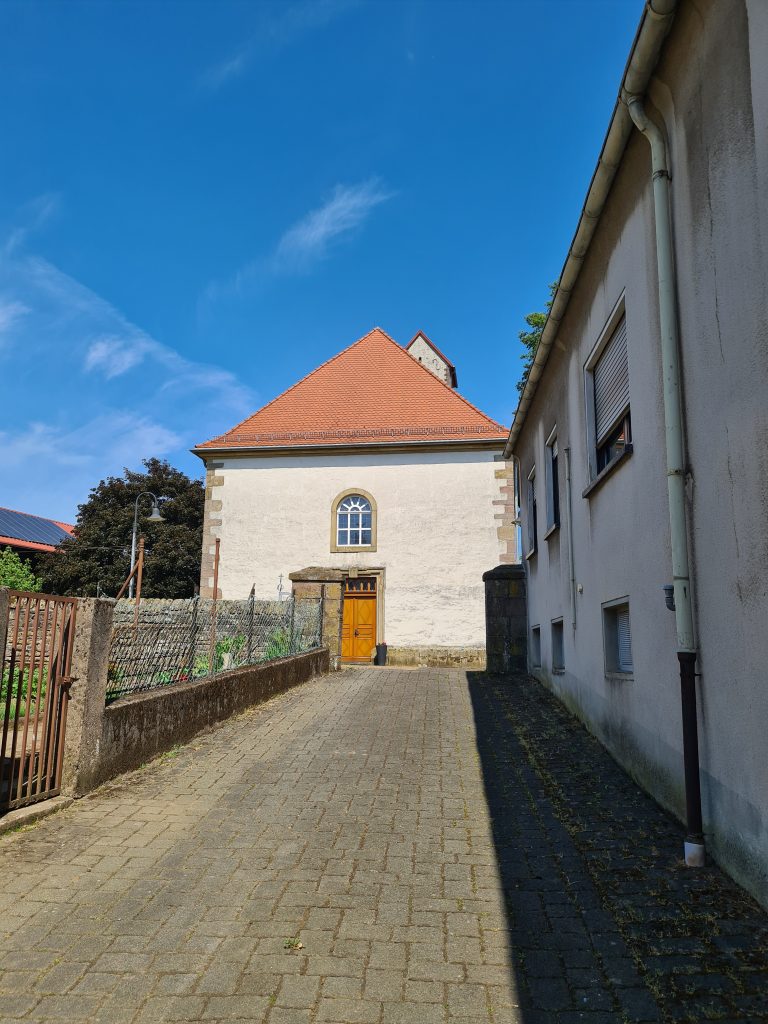 Haupteingang der Kirche auf westlicher Seite