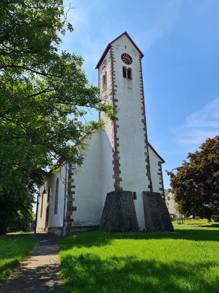 Blick auf den Kirchturm aus östlicher Richtung