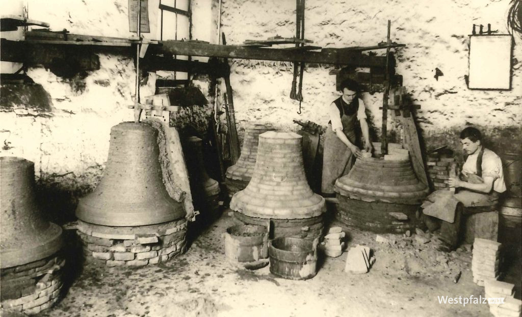 Glocken aus der ehemaligen Glockengießerei, nach der die Straße benannt wurde