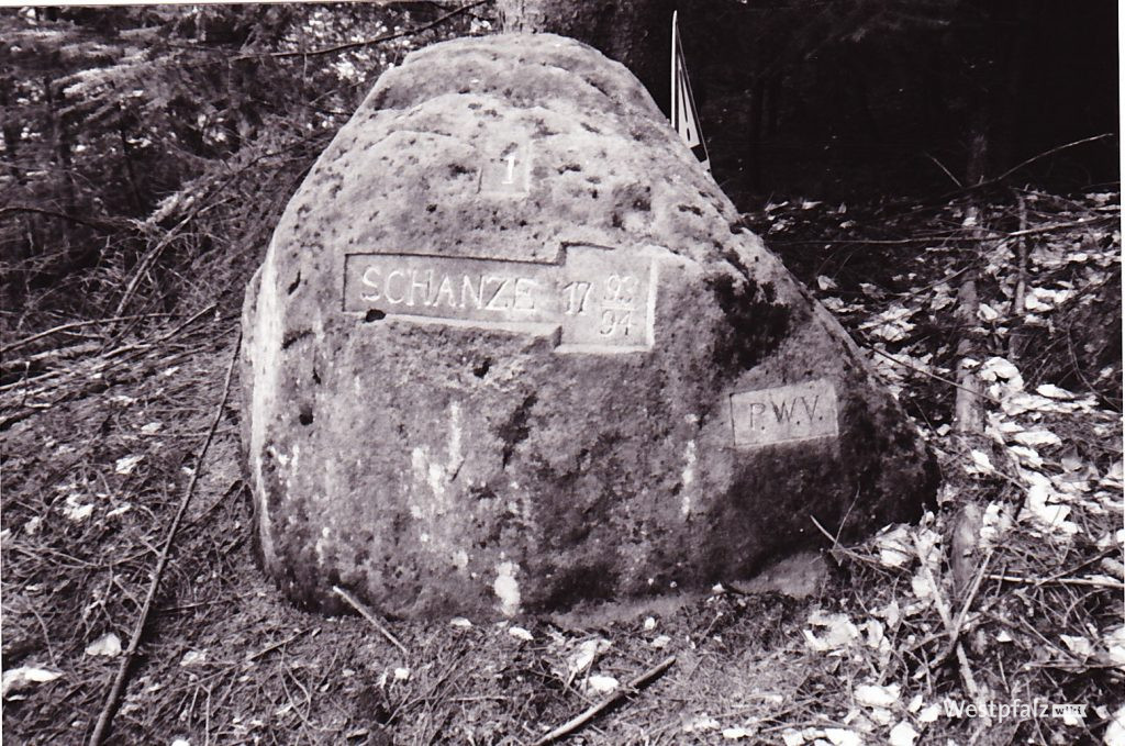 Ritterstein mit der Inschrift "Schanze 1793/94" Er ist mit einer "1" markiert.