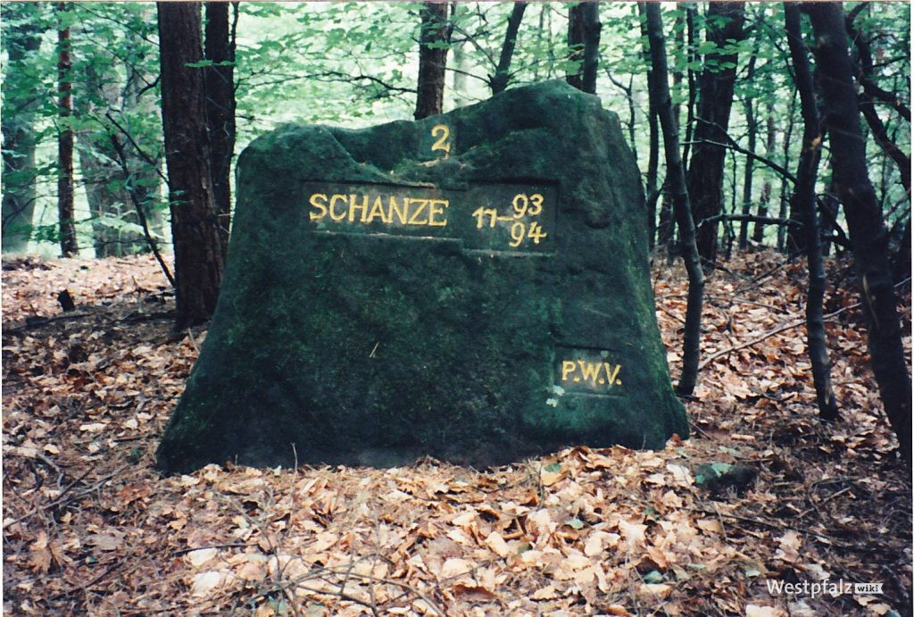 Ritterstein mit der Inschrift "Schanze 1793/94". Der Stein ist mit einer 2 markiert.