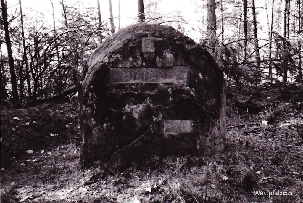 Ritterstein mit der Inschrift "Schanze 1793/94". Er ist markiert mit der Nummer 3.