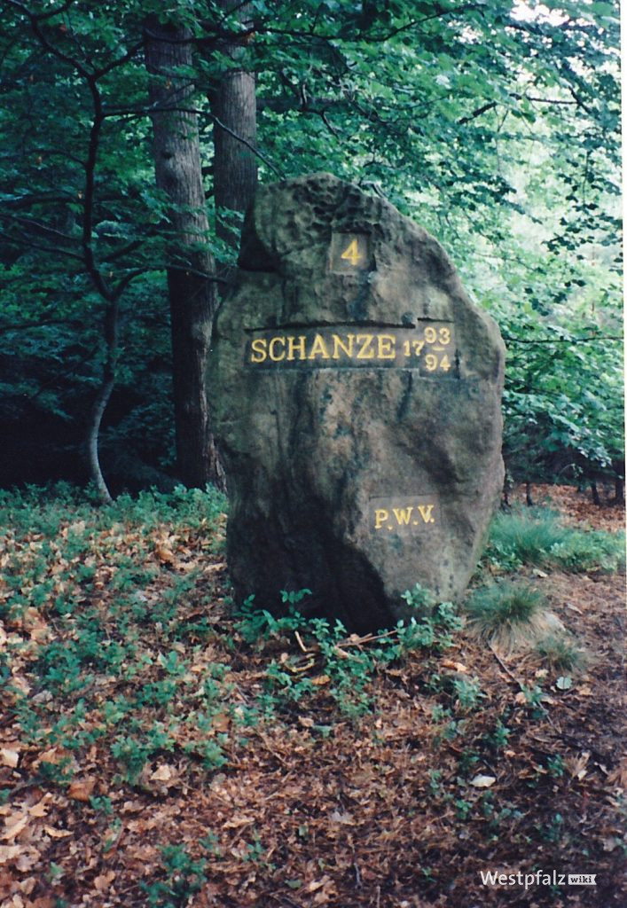 Ritterstein mit der Inschrift "Schanze 1793/94". Er ist mit der Nummer 4 markiert.