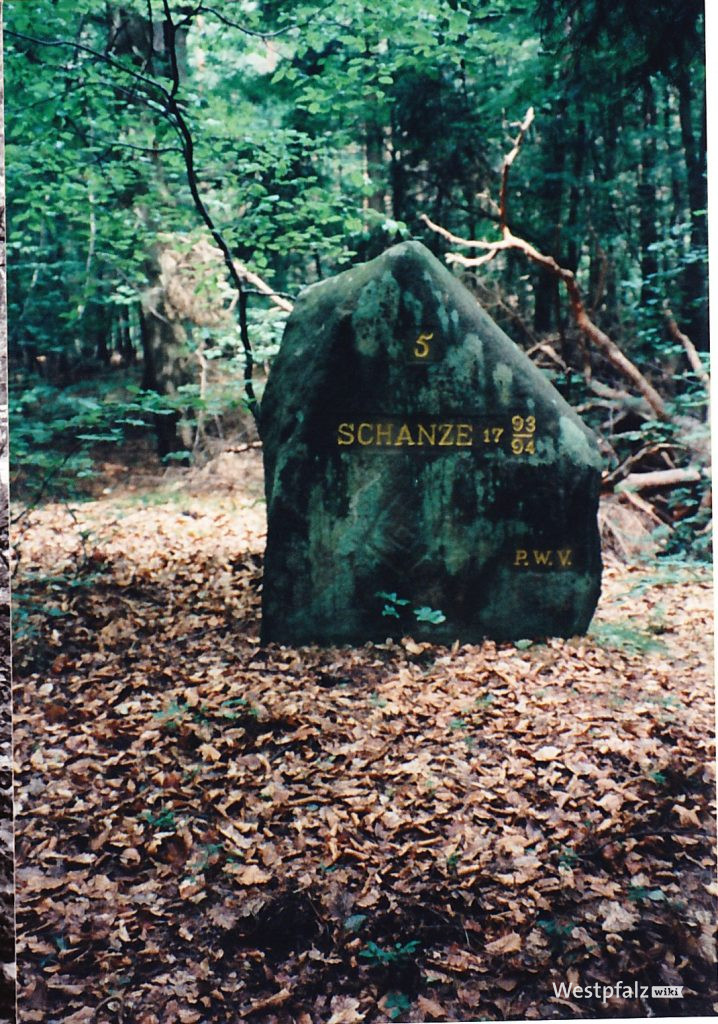 Ritterstein mit der Inschrift "Schanze 1793/94". Er ist mit der Nummer 5 markiert.