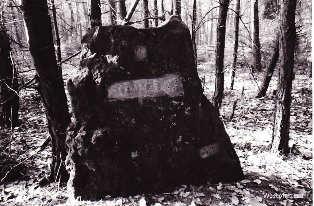 Ritterstein mit der Inschrift "Schanze 1793/94". Er ist markiert mit der Nummer 6.