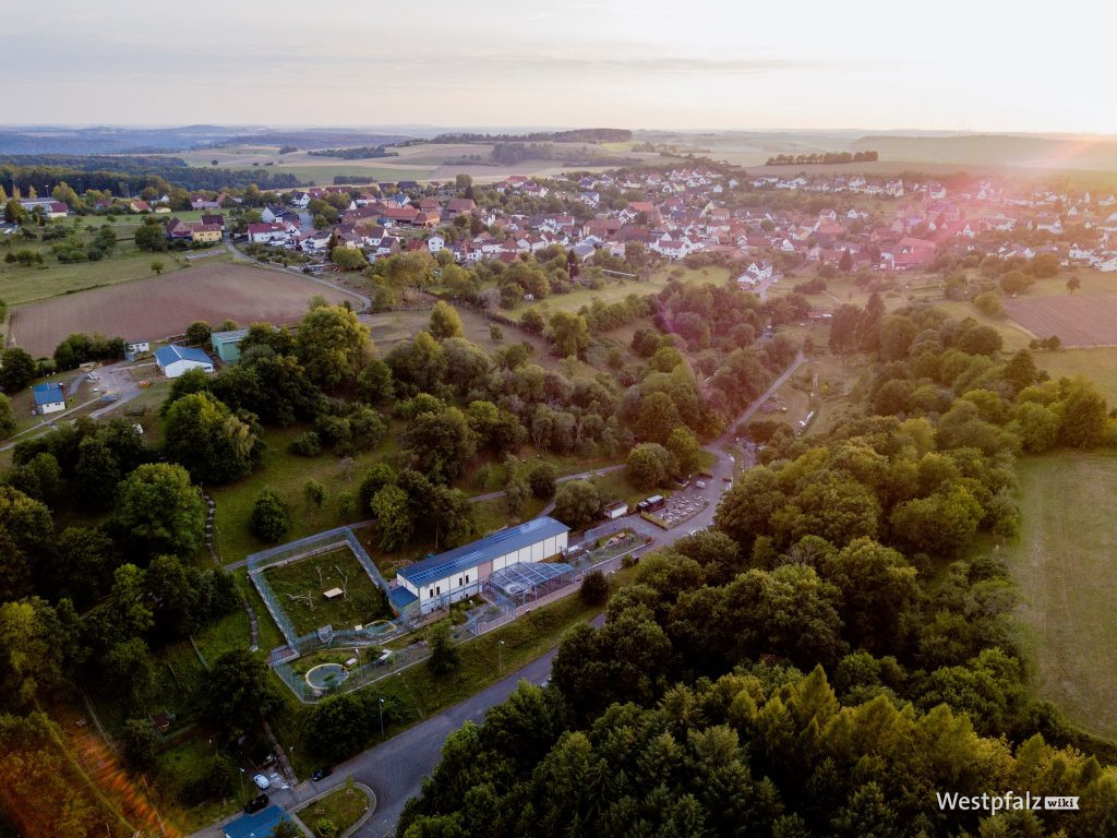 Tierstation von oben mit Maßweiler im Hintergrund