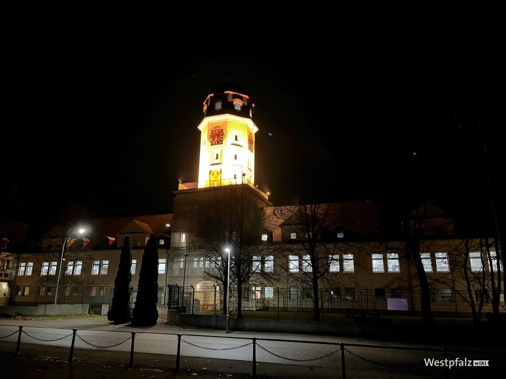 Uhrenturm am ehemaligen Eingang der Kaserne in abendlicher Beleuchtung