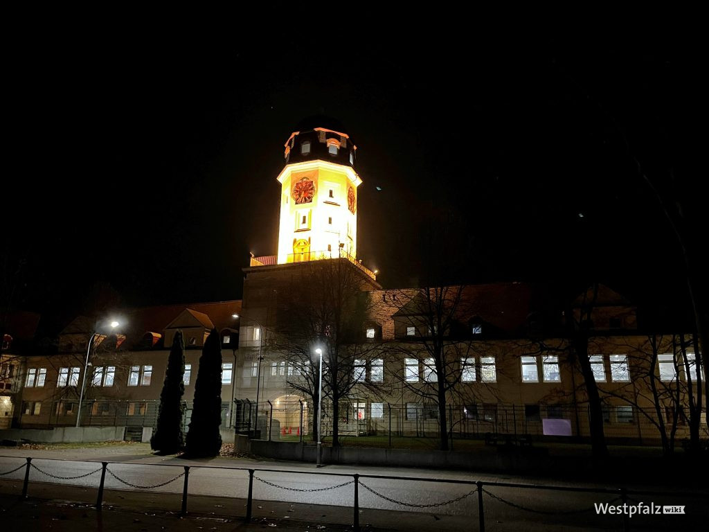 Uhrenturm am ehemaligen Eingang der Kaserne in abendlicher Beleuchtung