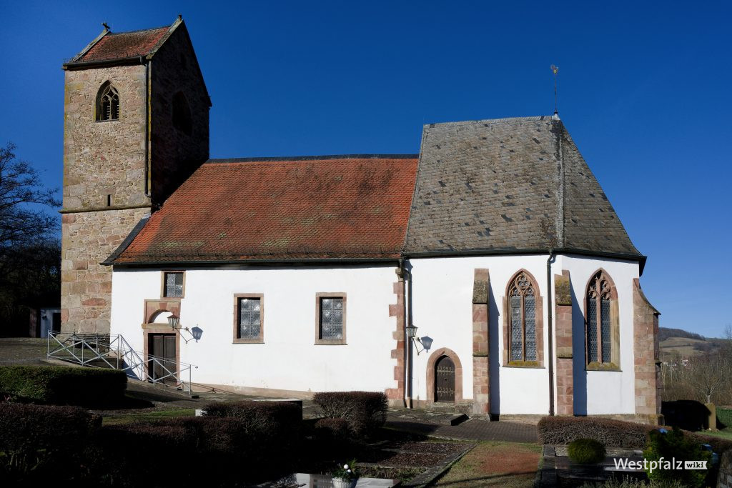 Blick auf die drei Gebäudeteile der Kirche