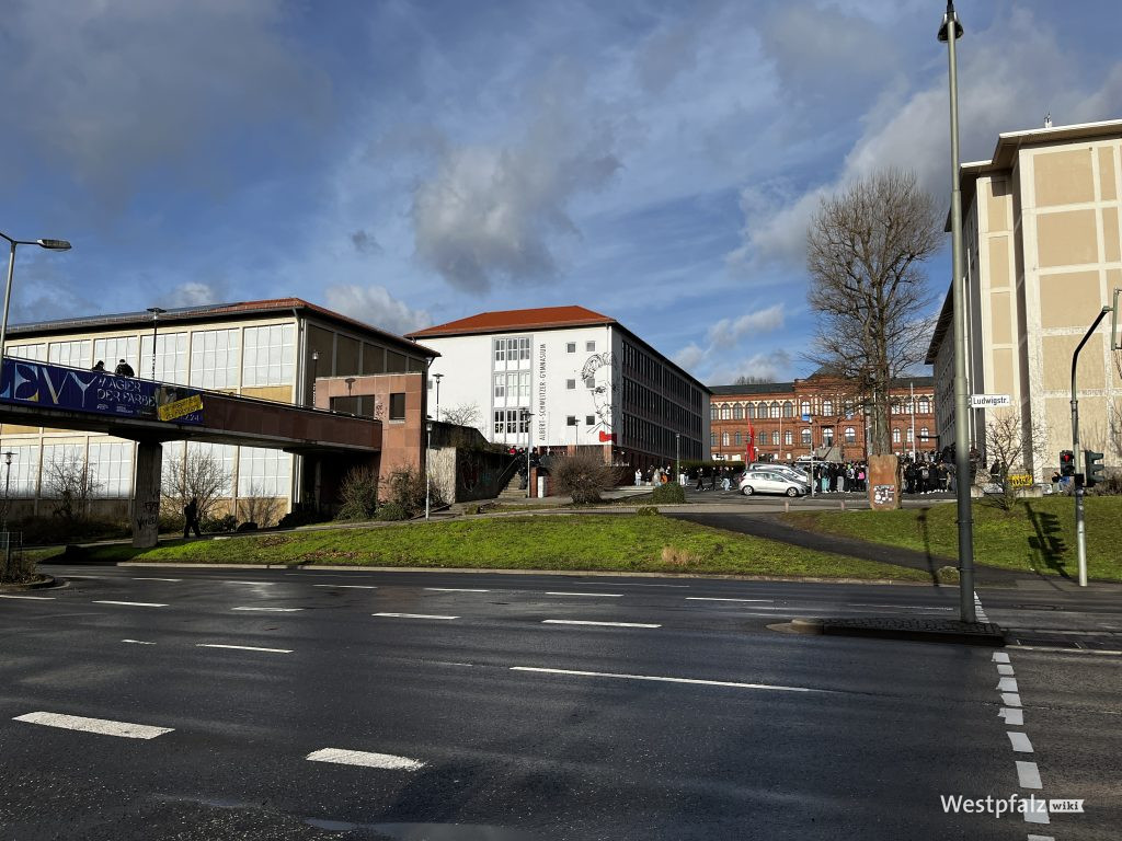 Die Schule von der südlich gelegenen Ludwigstraße. Im Hintergrund die Pfalzgalerie Kaiserslautern