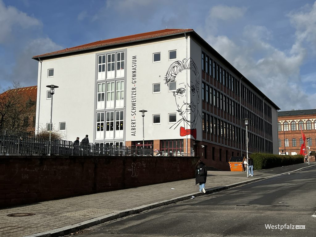 Das Gesicht von Albert-Schweitzer auf der neuen Fassade des Gebäudes