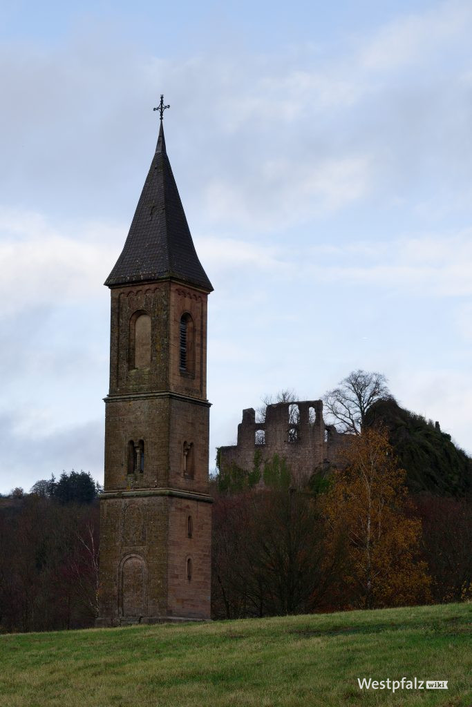Falkensteiner Glockenturm mit Burgruine im Hintergrund