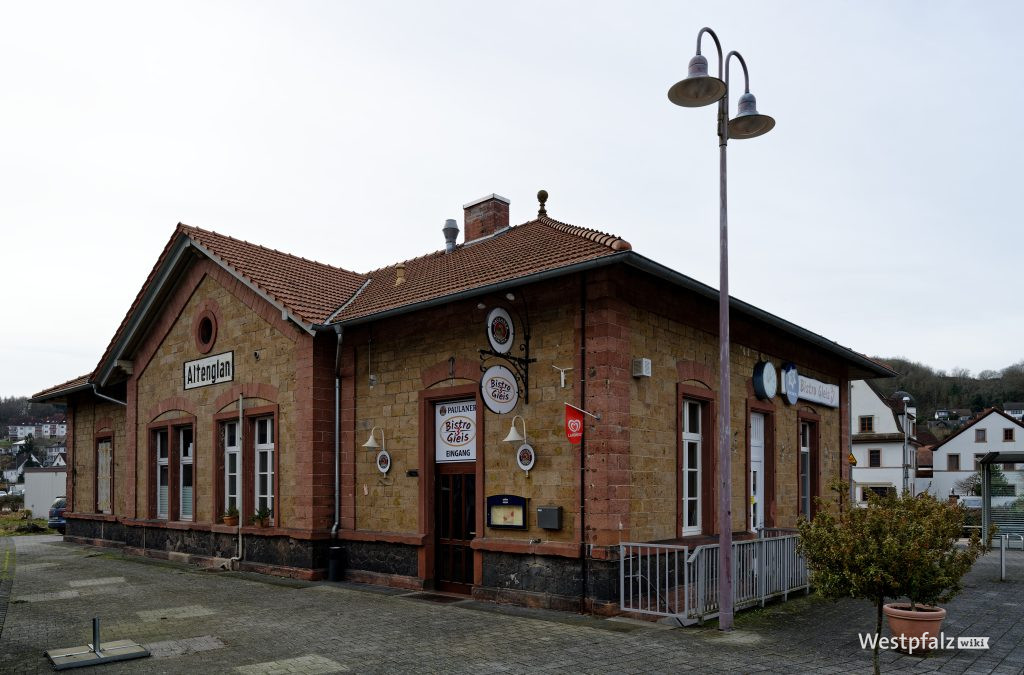 Östlicher Eingang vom Fritz-Wunderlich Weg, ebenfalls Eingang zum Bistro Gleis 3