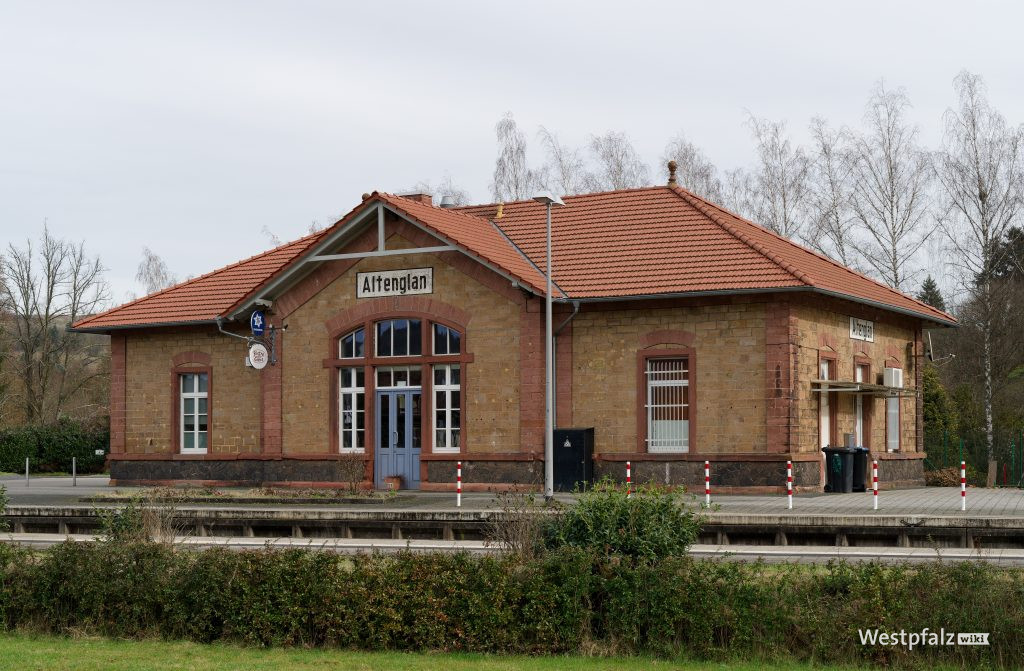 Blick auf das ehemalige Empfangsgebäude vom gegenüberliegenden Bahnsteig