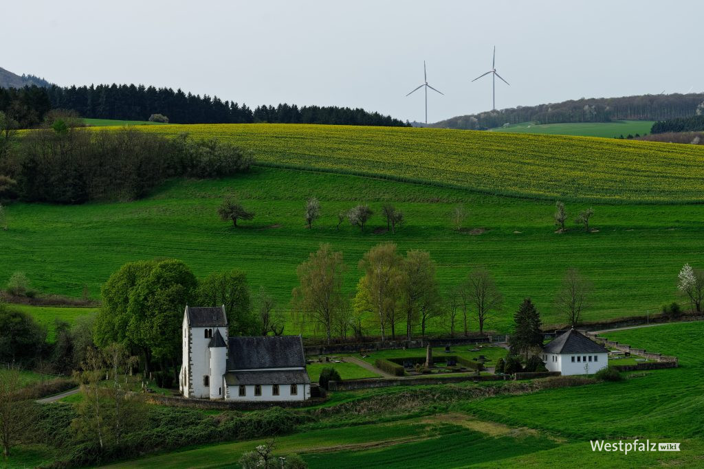 Kirche samt Friedhof im Landschaftsbild
