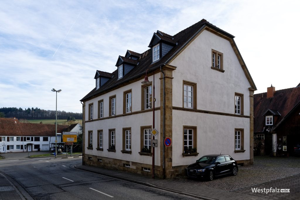 Blick auf das Gebäude von Westen mit leichtem Blick in den Innenhof