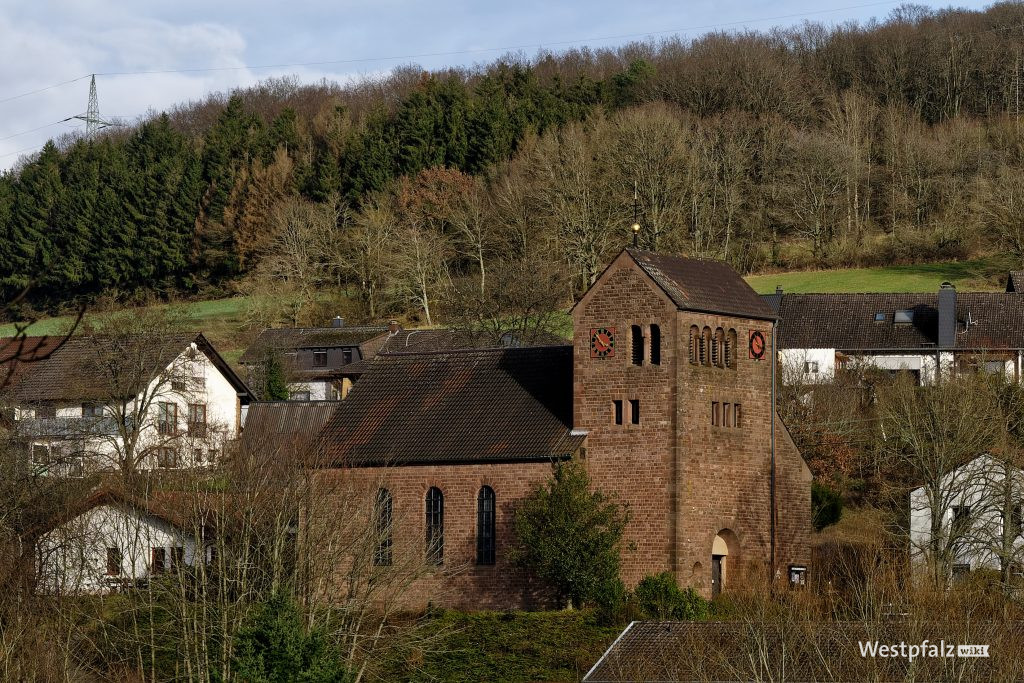 Kirche im Dorfbild
