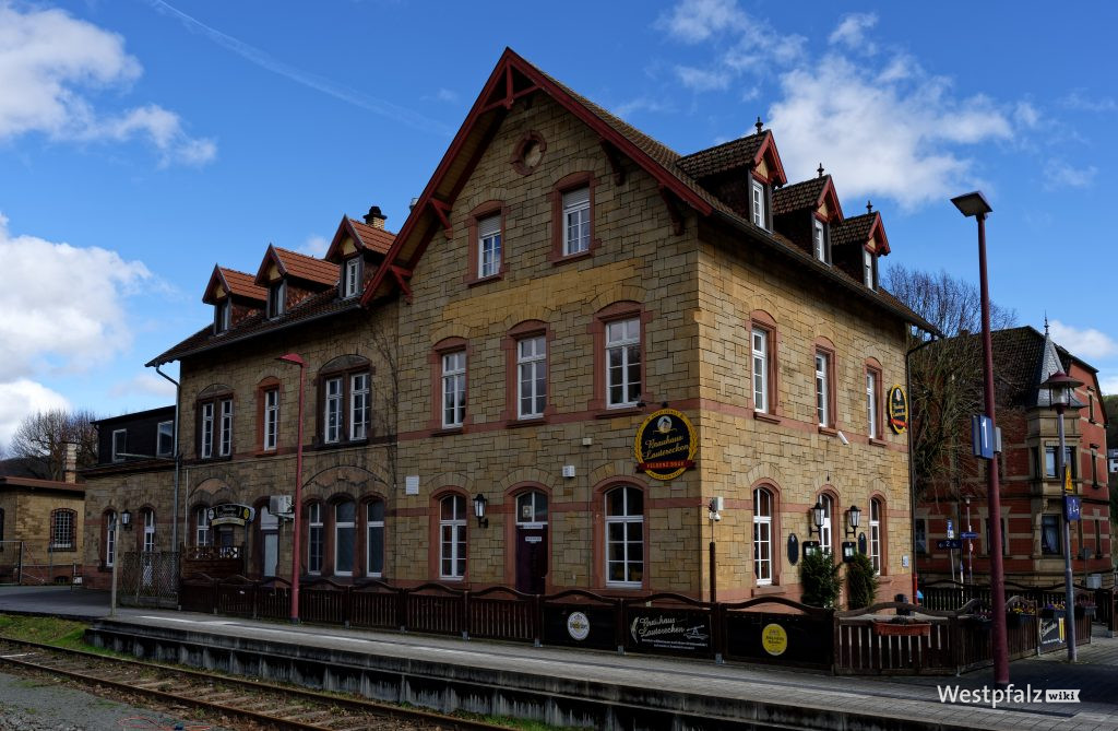 Empfangsgebäude vom gegenüberliegenden Gleis