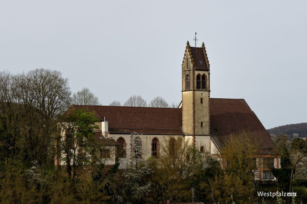 Die erhöhte Kirche prägt deutlich das Dorfbild
